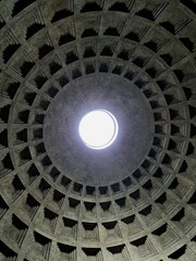 Widok kopuły starożytnej katedry © Darya