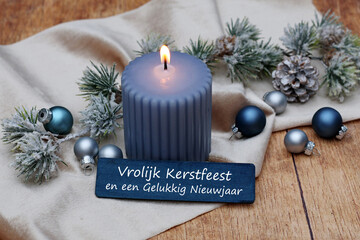 Weihnachtskarte: Weihnachtsdekoration mit Kerze und Weihnachtskugeln in Blau und Silber mit dem niederländischem Text Vrolijk Kerstfeest en een Gelukkig Nieuwjaar.
