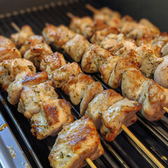 Saftige Chicken-Grillspie&szlig;e, perfekt gegrillt mit goldbrauner Kruste und aromatischen Gew&uuml;rzen. BBQ Food Photography f&uuml;r Restaurant, Catering und Grill-Marketing