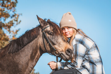 Fototapeta premium Mädchen mit Pferd
