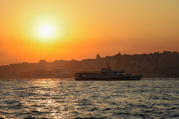 Obraz premium ferry and sunset over the bosphorus, istanbul