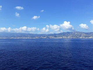 Lo Stretto di Messina visto dal mare, costa siciliana.