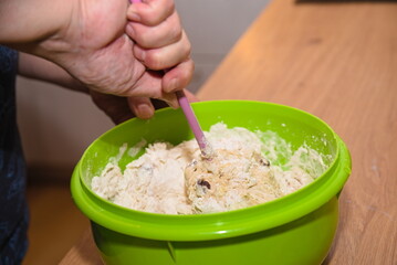 Person rührt Hefeteig in Schüssel