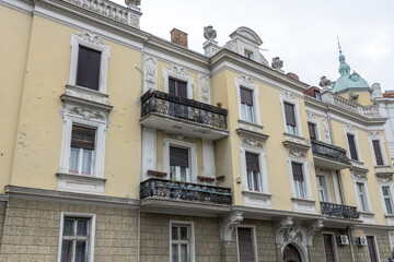 Fototapeta premium Large building with a balcony and a clock tower