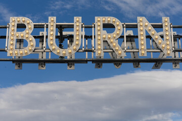 panneau lumineux avec message : Burn
