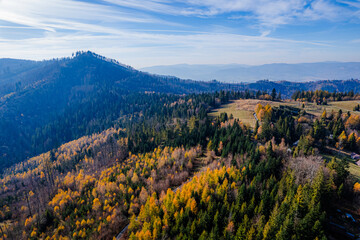 Góry, Beskid Śląski w Polsce. Stożek, góra na granicy Polsko-Czeskiej, panorama jesienią z lotu ptaka.
