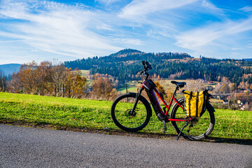 Rower elektryczny z sakwami podczas wyprawy w góry. © Franciszek