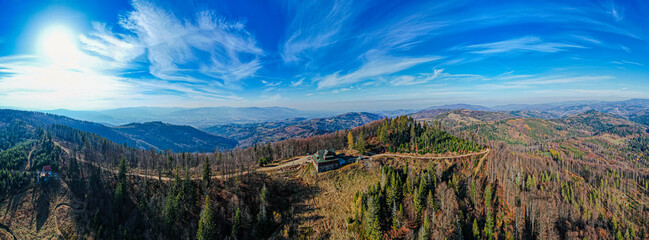 Góry, Beskid Śląski w Polsce. Stożek, góra na granicy Polsko-Czeskiej, panorama jesienią z...