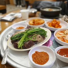 한국 시장 내 식당의 부추가 올려진 순대 요리