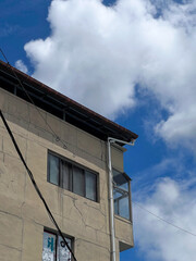 파란 하늘 아래 오래되고 부식된 건물