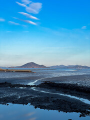 한국 작은 어촌마을의 물빠진 갯벌