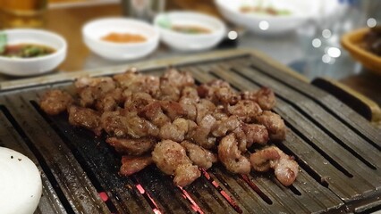 한국 고깃집 석쇠에 구워지는 고기 구이