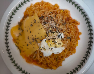 치즈와 계란이 들어간 매운 볶음 라면