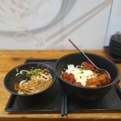 우동과 매운 닭이 올려진덮밥