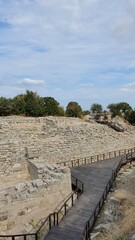 파란 하늘과 구름이 어우러진 트로이유적