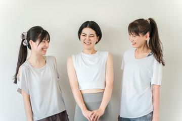 スポーツジムでスポーツウェアを着てトレーニングする女性達
