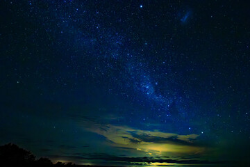 Fototapeta premium Early morning Milkyway over the Kaipara Harbour in New Zealand