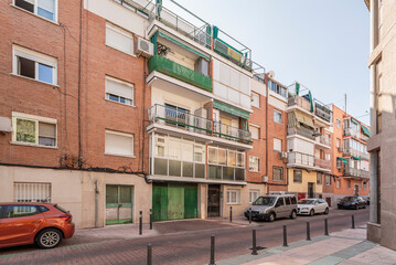 The orientation of the fa&ccedil;ade determines the amount of sun it receives and, therefore, the needs for solar protection