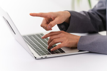 ビジネススーツを着ている若い女性　ビジネスイメージ