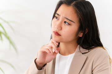 ビジネススーツを着ている若い女性　ビジネスイメージ	
