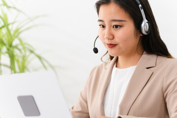 若い女性のオペレーター　ビジネスイメージ	
