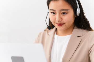 若い女性のオペレーター　ビジネスイメージ	
