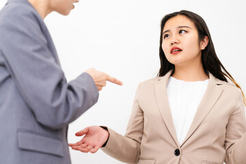 ビジネススーツを着た2人の女性　ビジネスイメージ	
