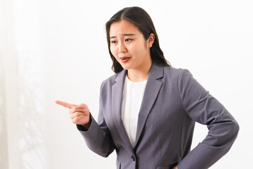 ビジネススーツを着ている若い女性　ビジネスイメージ