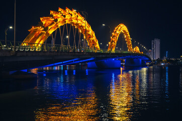 Obraz premium Dragon Bridge over Han River is a famous landmark in city of Da Nang in Vietnam at night