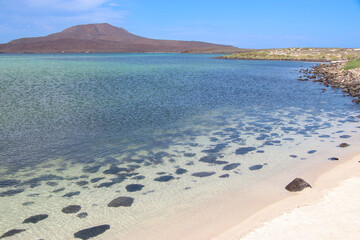 Increíbles aguas cristalinas de la hermosa isla Coronado en Loreto Baja California Sur, México