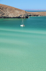 Embarcaci&oacute;n a las orillas de playa Balandra en Baja California Sur M&eacute;xico