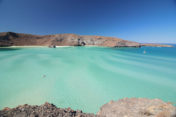 Turistas descansando en Playa Balandra, una de las más impresionantes de todo México