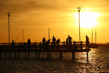 Personas disfrutando de el atardecer en La Paz México 