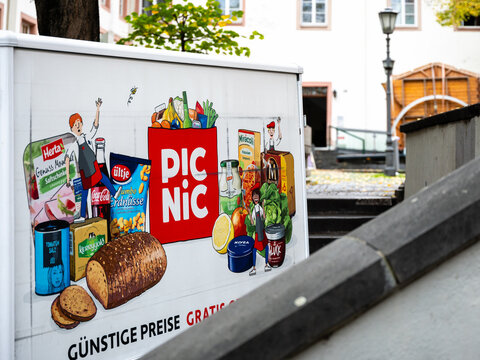 Ein Fahrzeug des 'PICNIC' Lieferdienstes im Zentrum einer Gro&szlig;stadt.