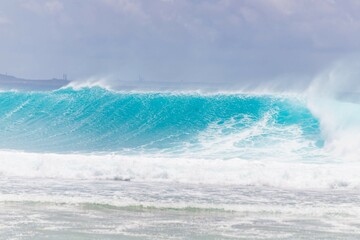 Obraz premium Powerful Ocean Waves Crashing on a Sunny Day
