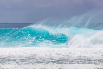 Obraz premium Powerful Ocean Waves Crashing on a Sunny Day