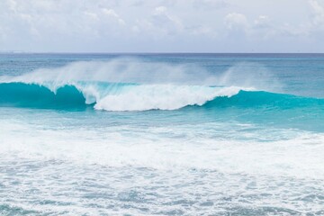 Fototapeta premium Powerful Ocean Waves Crashing on a Sunny Day