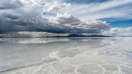 Obraz premium Vast salt flats reflecting the sky, creating an endless mirror effect 