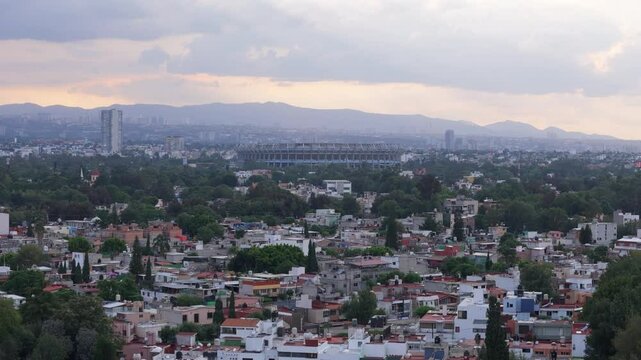 Toma a&eacute;rea panor&aacute;mica del sur de la Ciudad de M&eacute;xico, Estadio Azteca, Monta&ntilde;as 