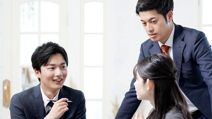 ミーティングをするアジア人ビジネスパーソン