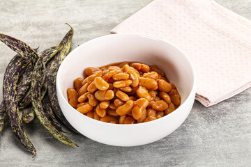 Canned white bean in tomato sauce