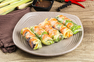Vietnamese spring roll with prawn and mango