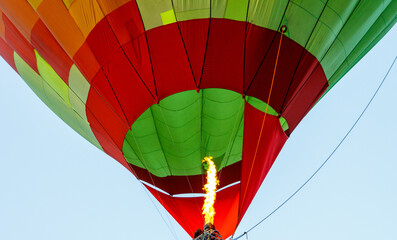 Obraz premium A hot air balloon with a fire in the middle of it