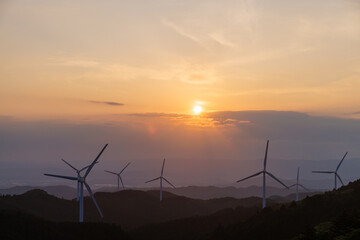 Obraz premium 風力発電_夕景_青山ウィンドファーム_7月