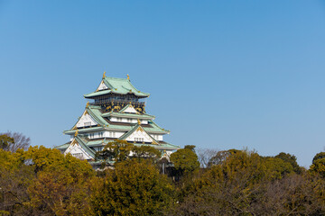 青空に映える大阪城