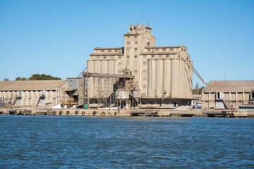 Obraz premium Industrial waterfront building with silos.