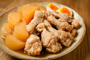 鶏手羽元と大根の煮物