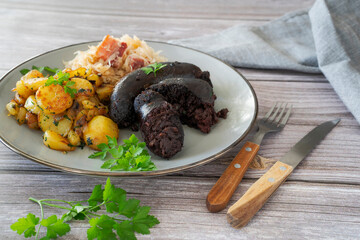 Blutwurst mit Kartoffelgröstel und Sauerkraut - deftige Hausmannskost
