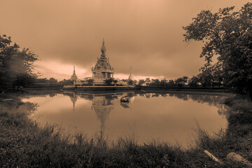 Obraz premium The background of an important tourist attraction in Khon Kaen Province (Wat Thung Setthi) is a large pagoda in the middle of a swamp, tourists always come to see the beauty in Thailand