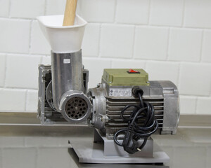 Electric meat grinder